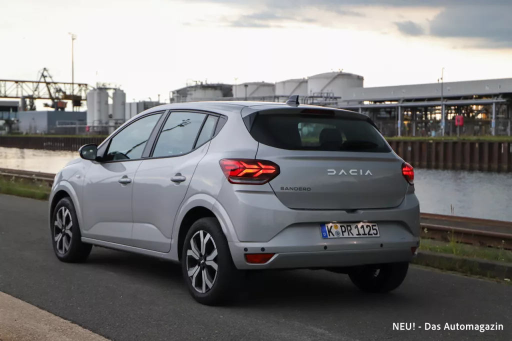 Dacia Sandero MJ 2025 schräg hinten