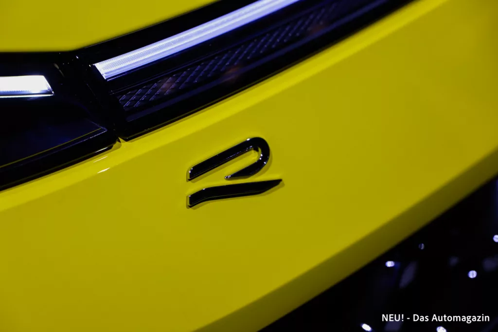 R-Badge