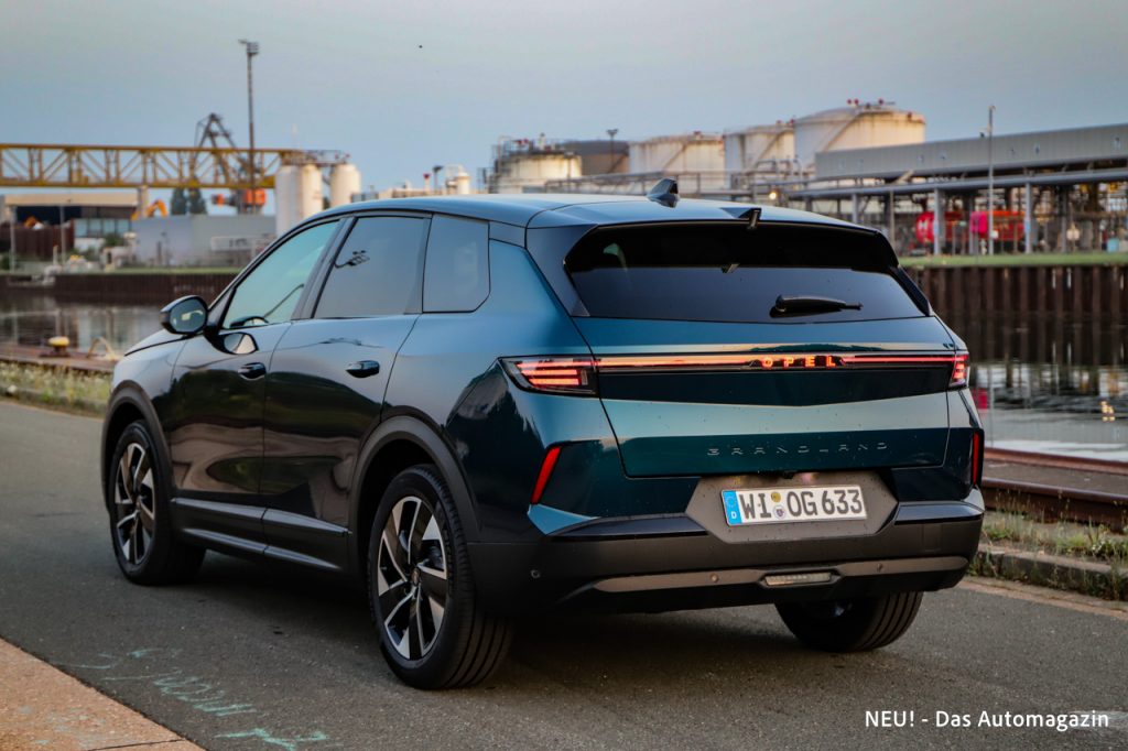 Opel Grandland Hybrid schräg hinten