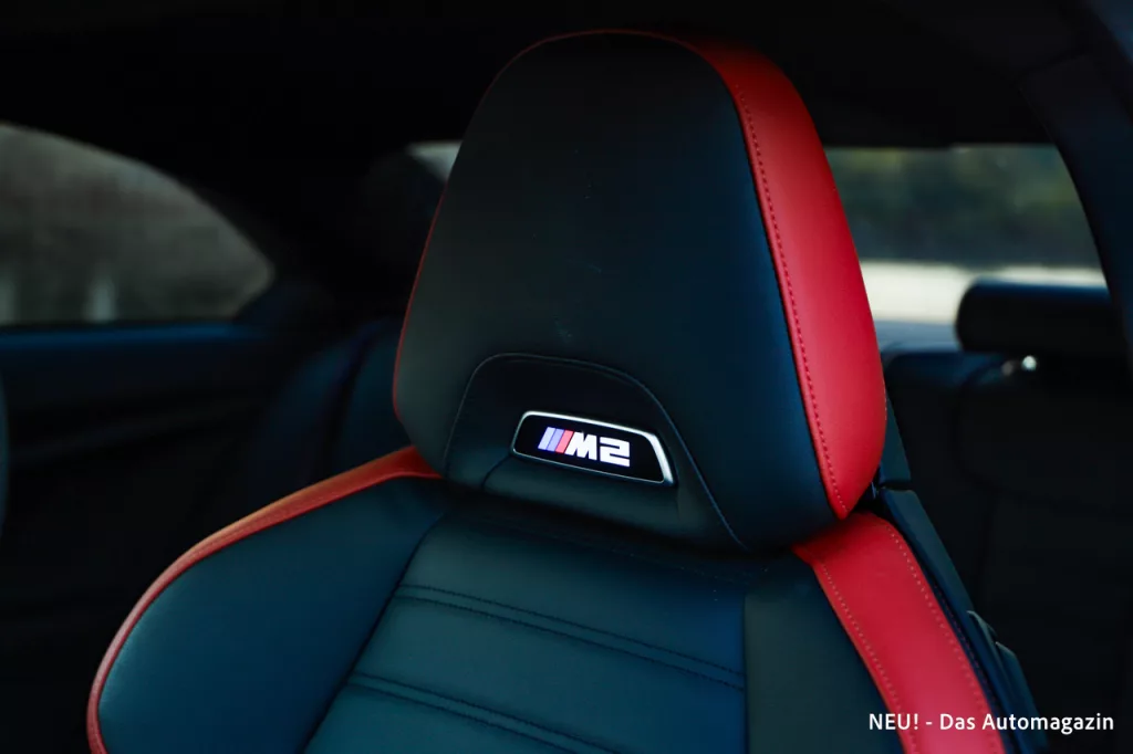 M2 Logo beleuchtet Sitz