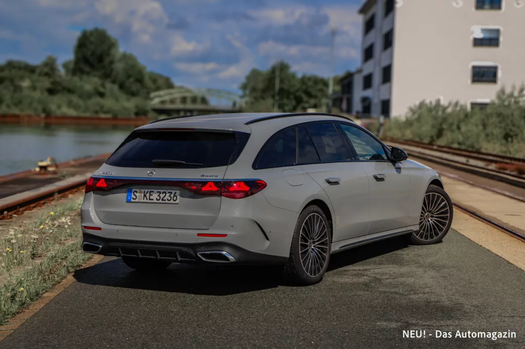 Mercedes-Benz E450d 4Matic T-Modell schräg hinten