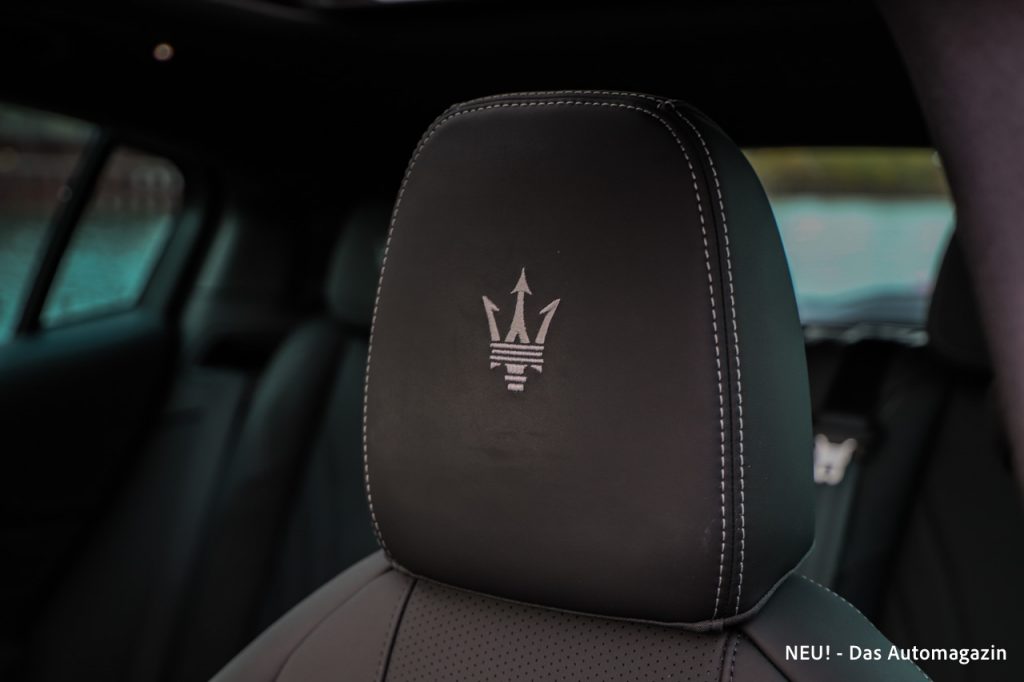 Kopfstütze mit Dreizack-Stickung