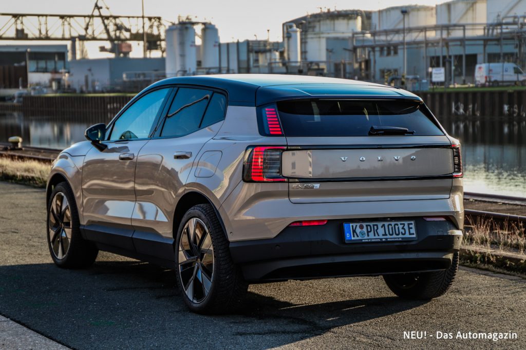 Volvo EX30 2026 schräg hinten