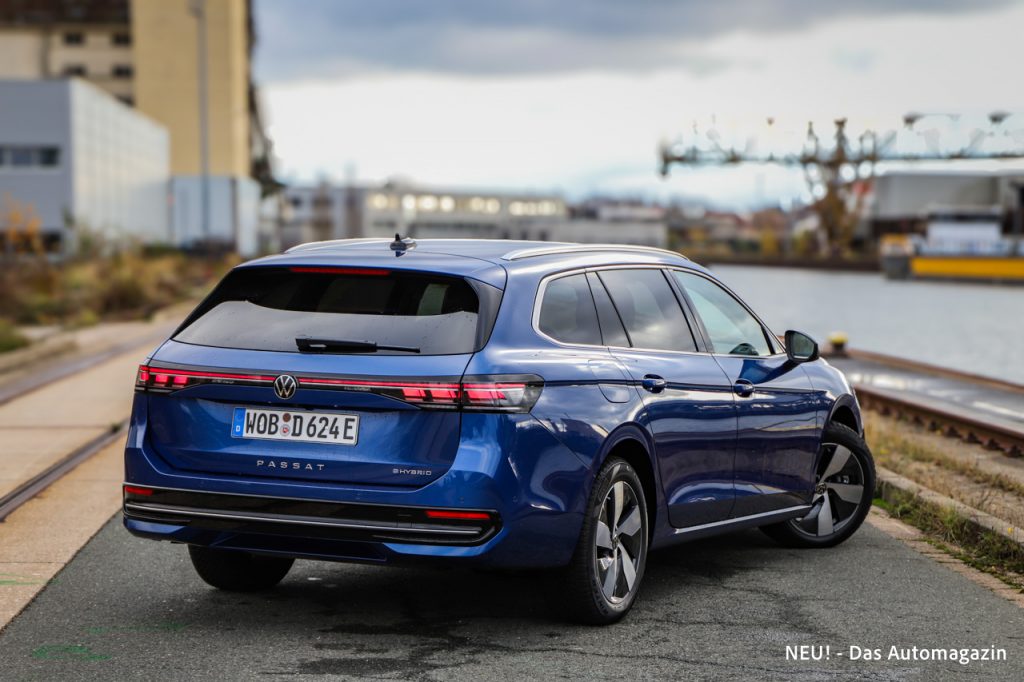 VW Passat eHybrid schräg hinten
