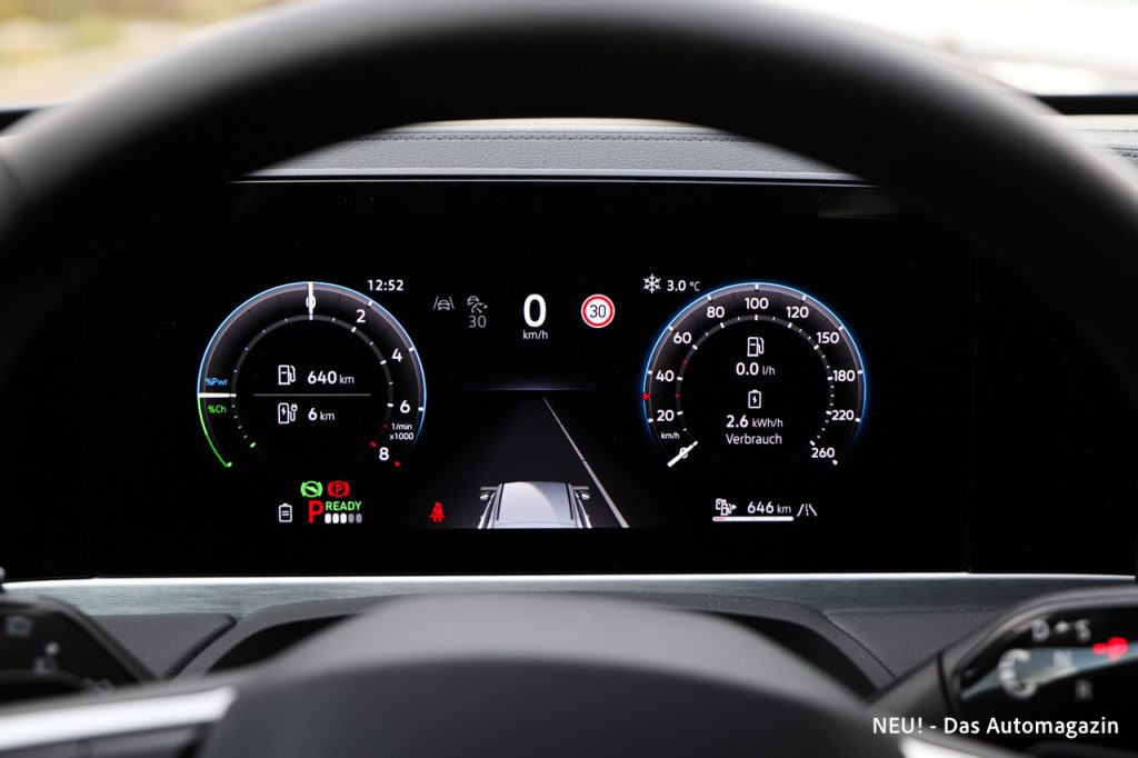 VW Passat eHybrid Cockpit