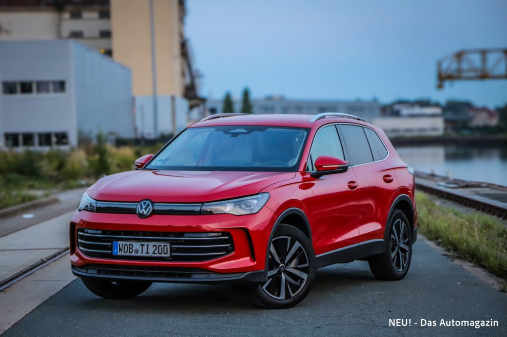 Seitliche Frontansicht eines roten VW Tiguan
