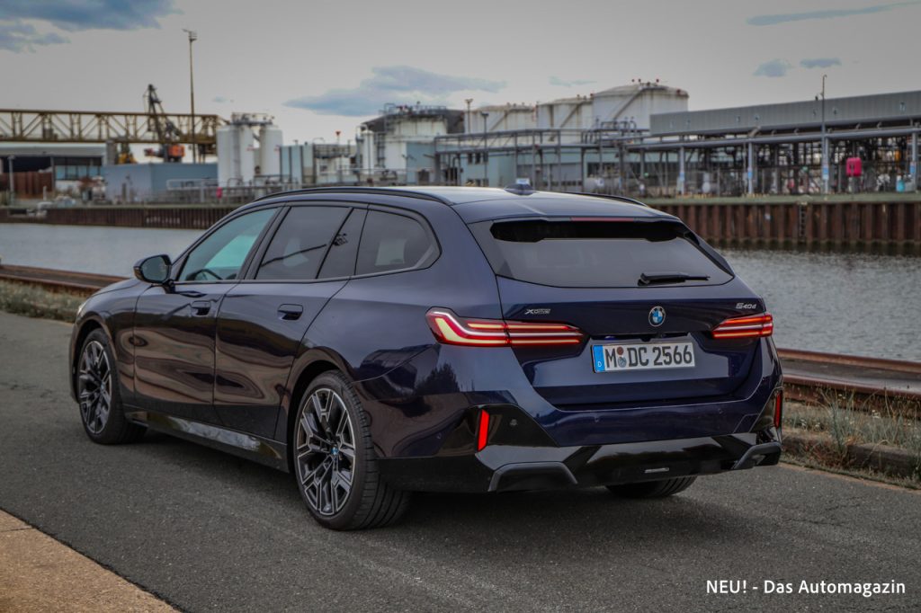 BMW 540d xDrive Touring schräg hinten