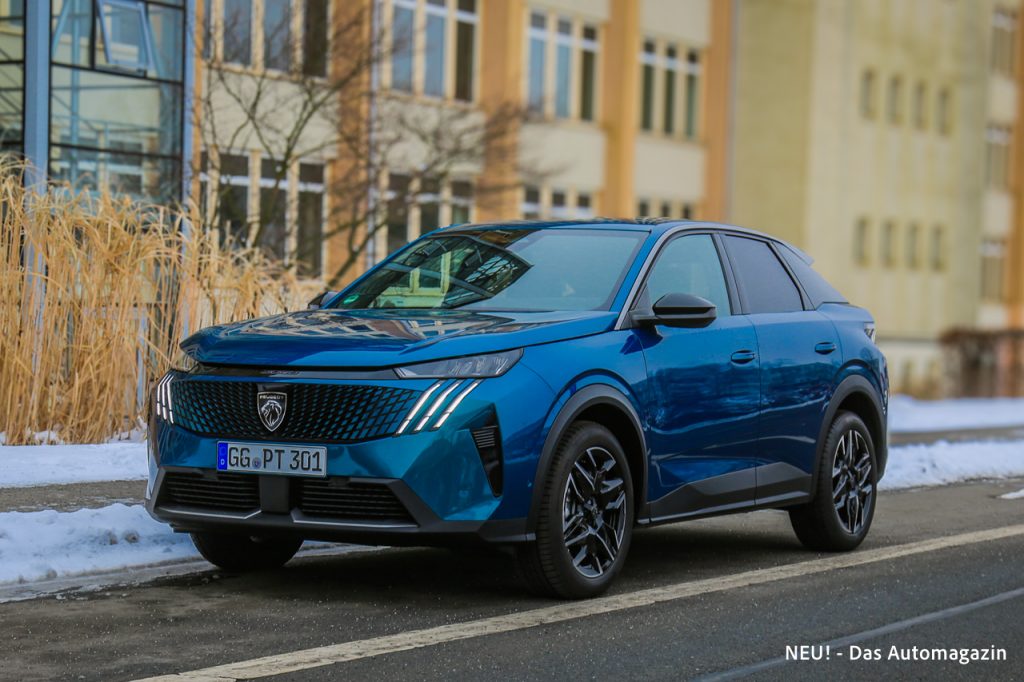 Peugeot 3008 Hybrid schräg vorne