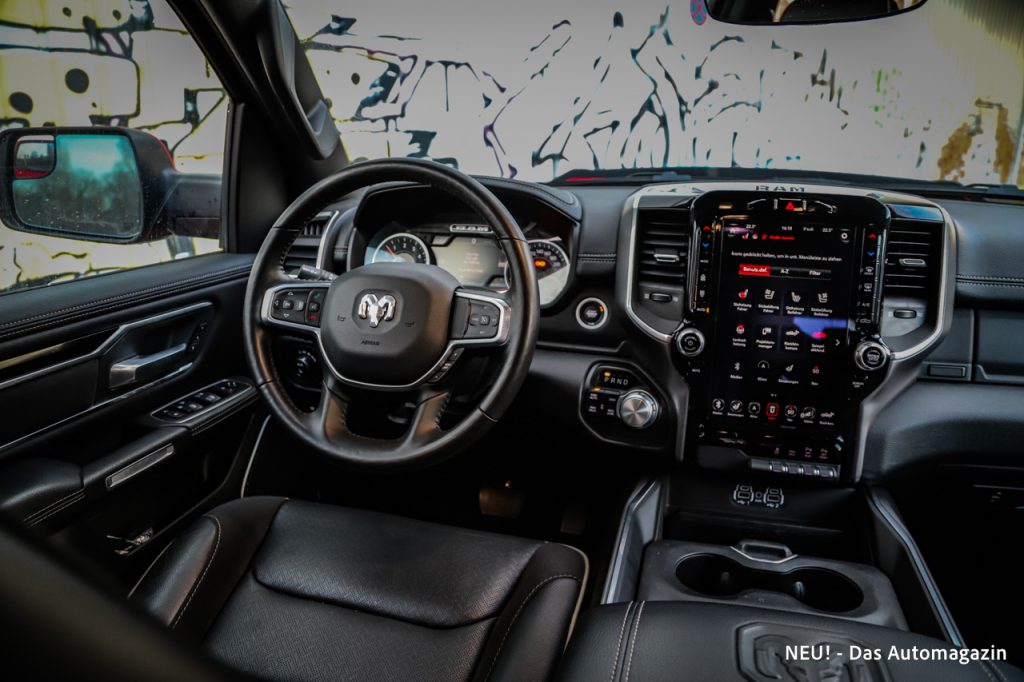 RAM 1500 Laramie Sport Innenraum