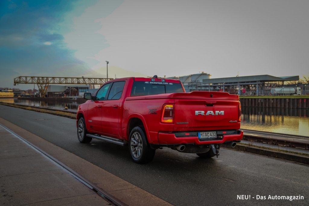 RAM 1500 Laramie Sport schräg hinten