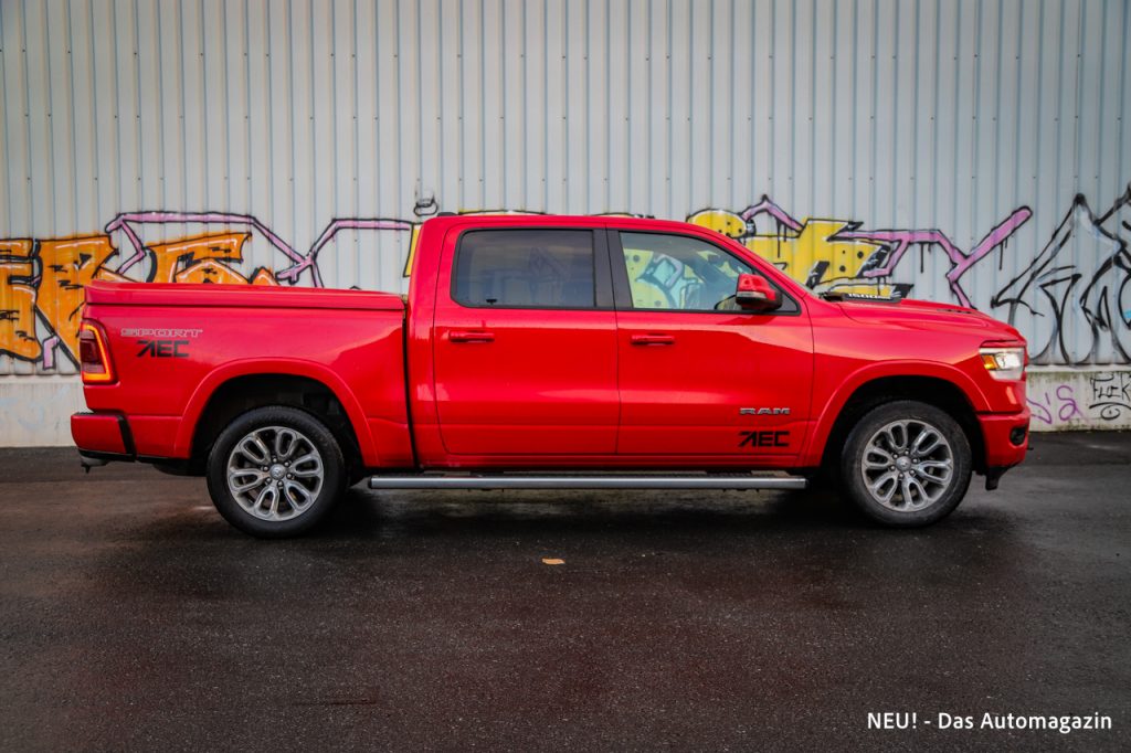 RAM 1500 Laramie Sport Side