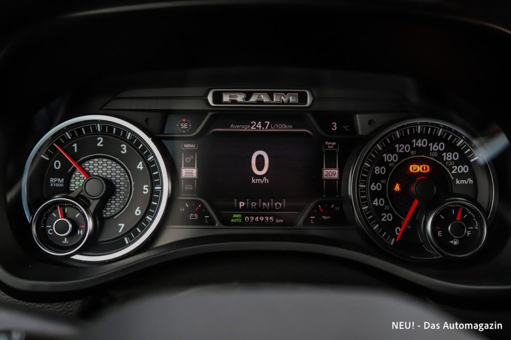 RAM 1500 Laramie Sport Cockpit