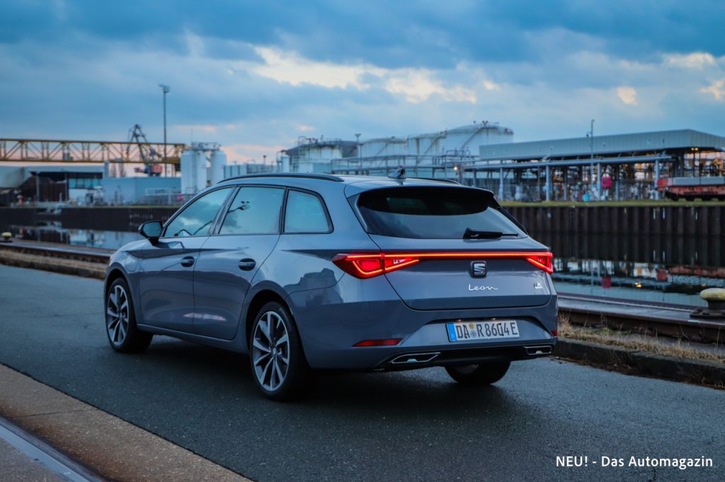 Seat Leon Sportstourer Hybrid schräg hinten