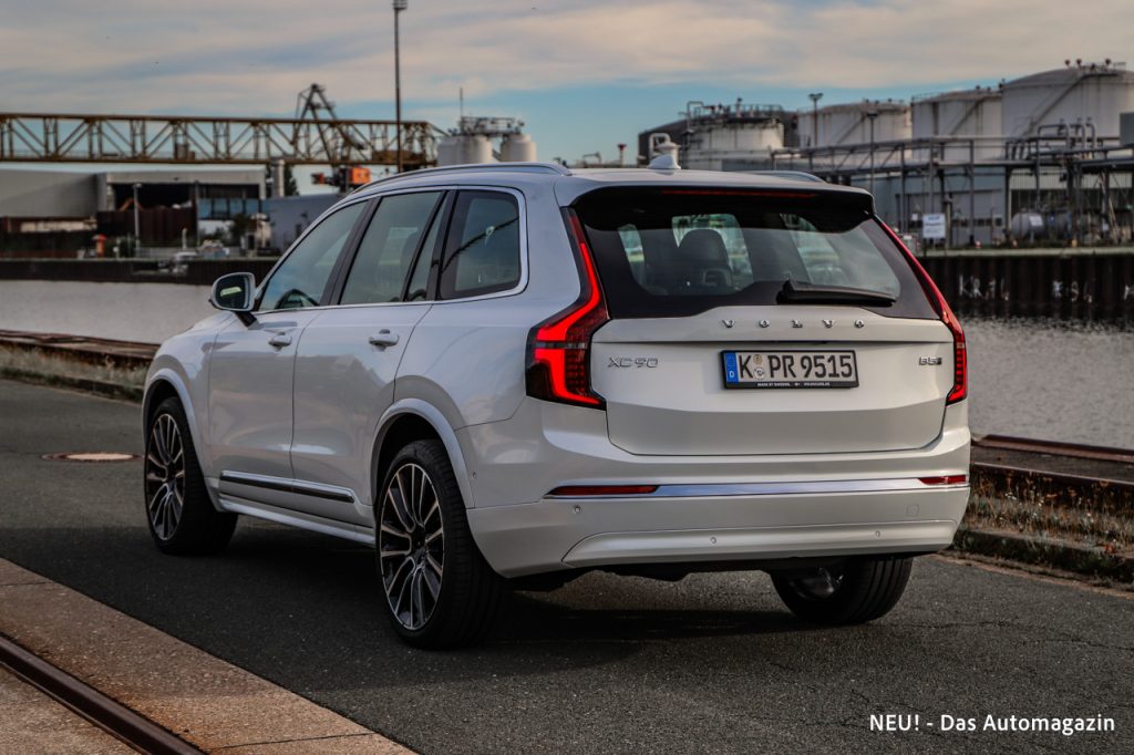 Volvo XC90 B5 schräg hinten