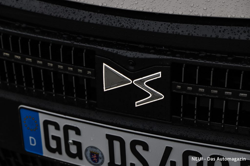 No.4 beleuchtetes DS-Logo