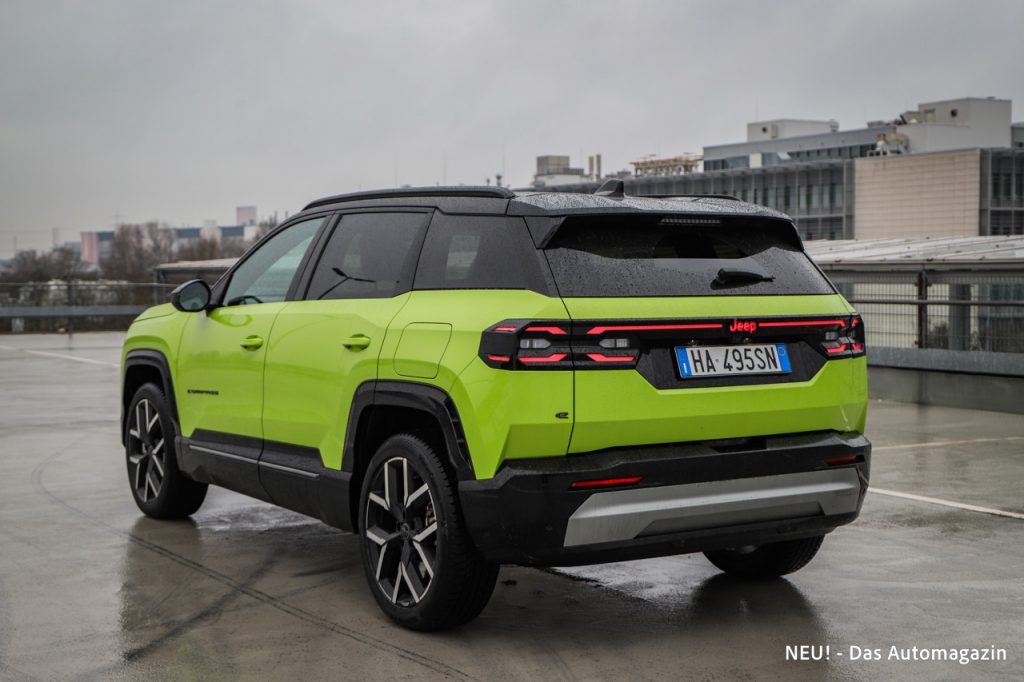 Jeep Compass Elektro schräg hinten