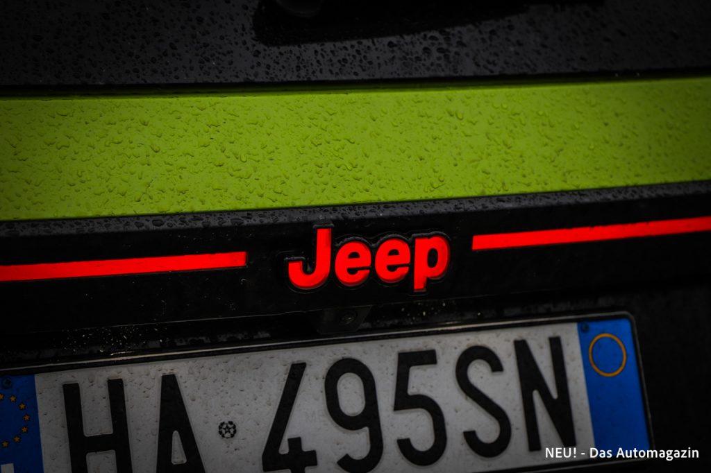 beleuchteter Jeep Schriftzug