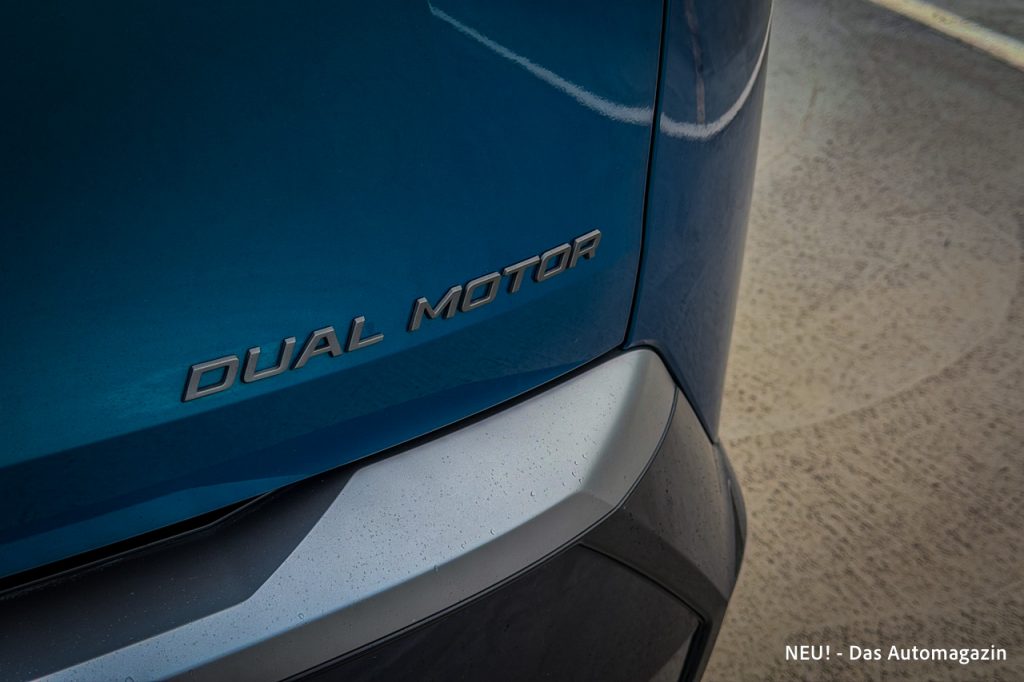 Dual Motor Schriftzug