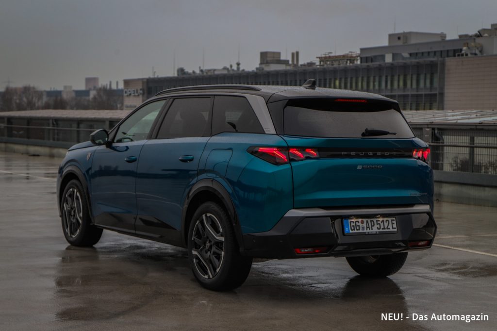 Peugeot E-5008 schräg hinten
