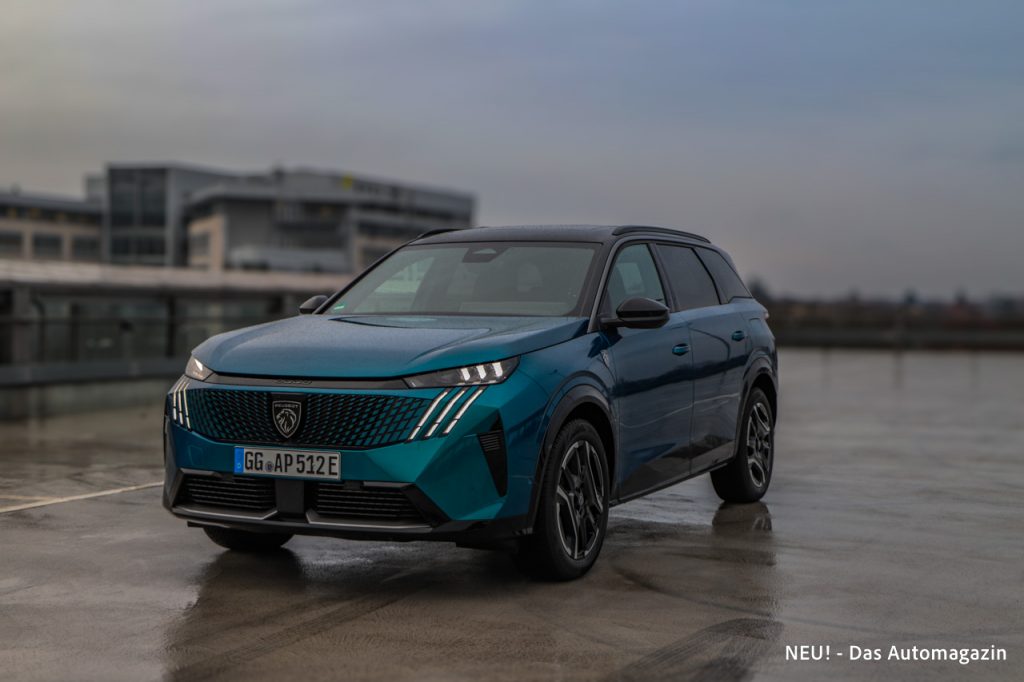 Peugeot E-5008 seitlich vorne