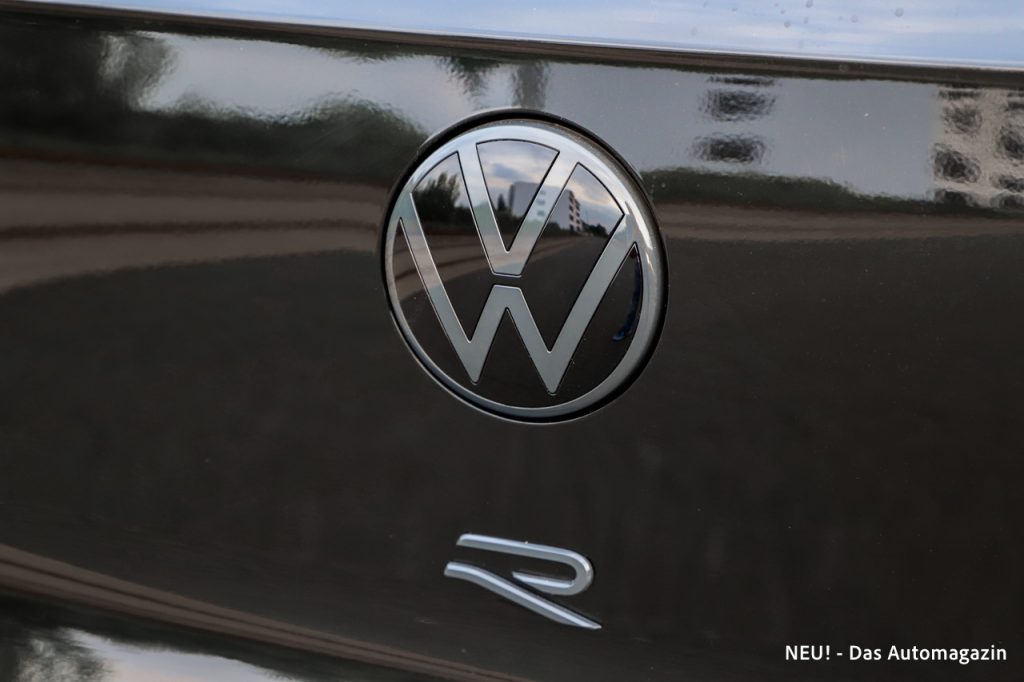 VW Golf R Black Edition VW Logo Heck
