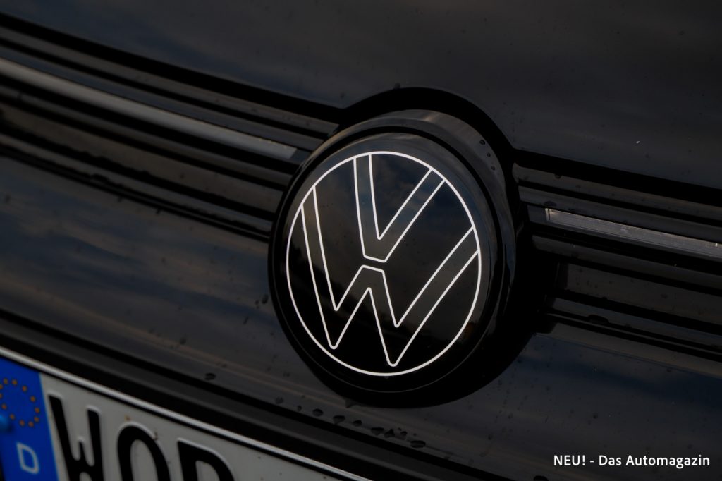 VW Golf R Black Edition VW-Logo Front