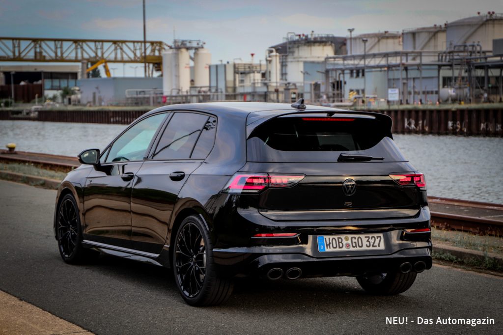 VW Golf R Black Edition schräg hinten