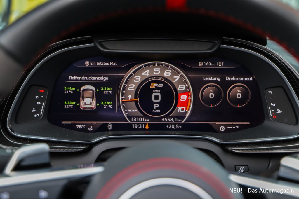 Audi R8 Spyder RWD Cockpit