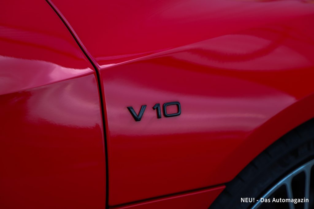 V10 Schriftzug schwarz