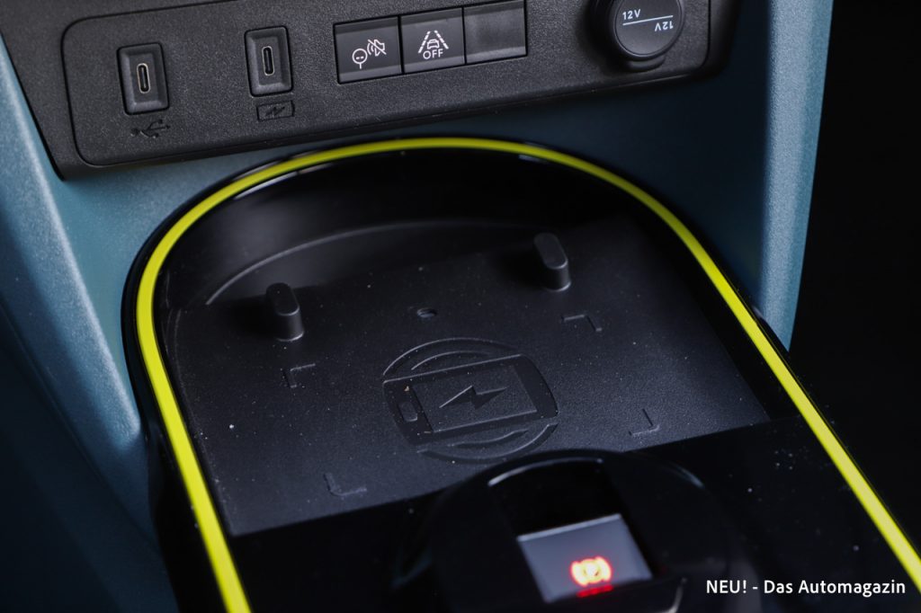 Fiat Grande Panda Hybrid induktives Ladefeld