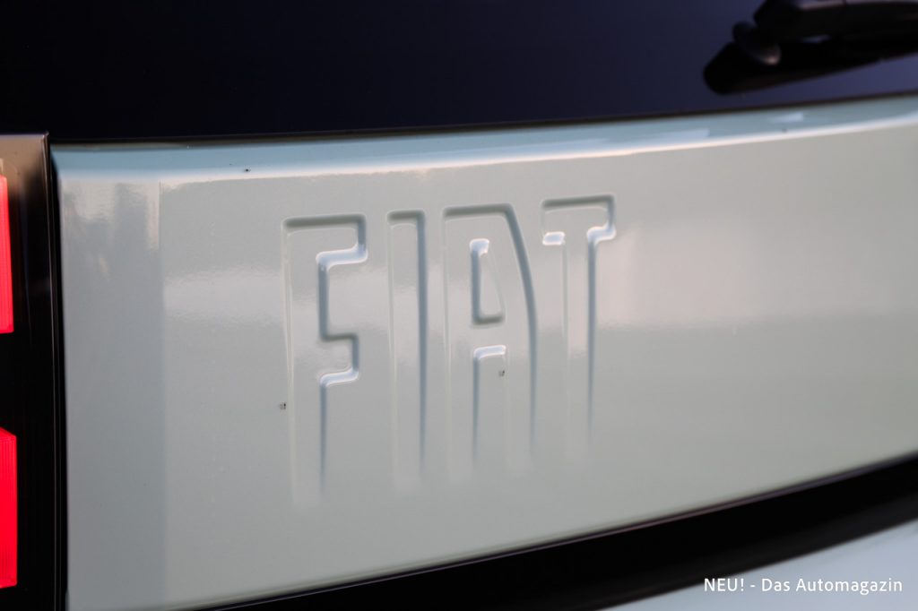 FIAT Schriftzug im Blech