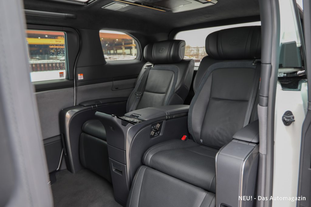Lexus LM 350h Luxury 4-Sitzer Rear Seats