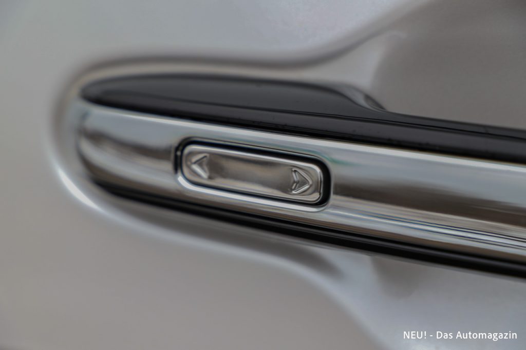 Lexus LM 350h Chromtasten Schiebetür