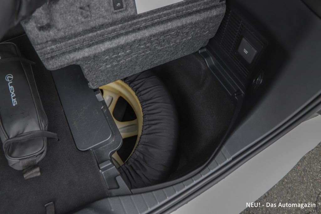 Lexus LM 350h Ladeboden