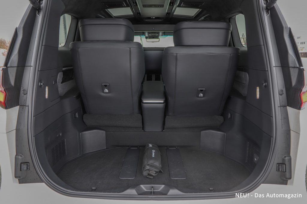 Lexus LM 350h Kofferraum