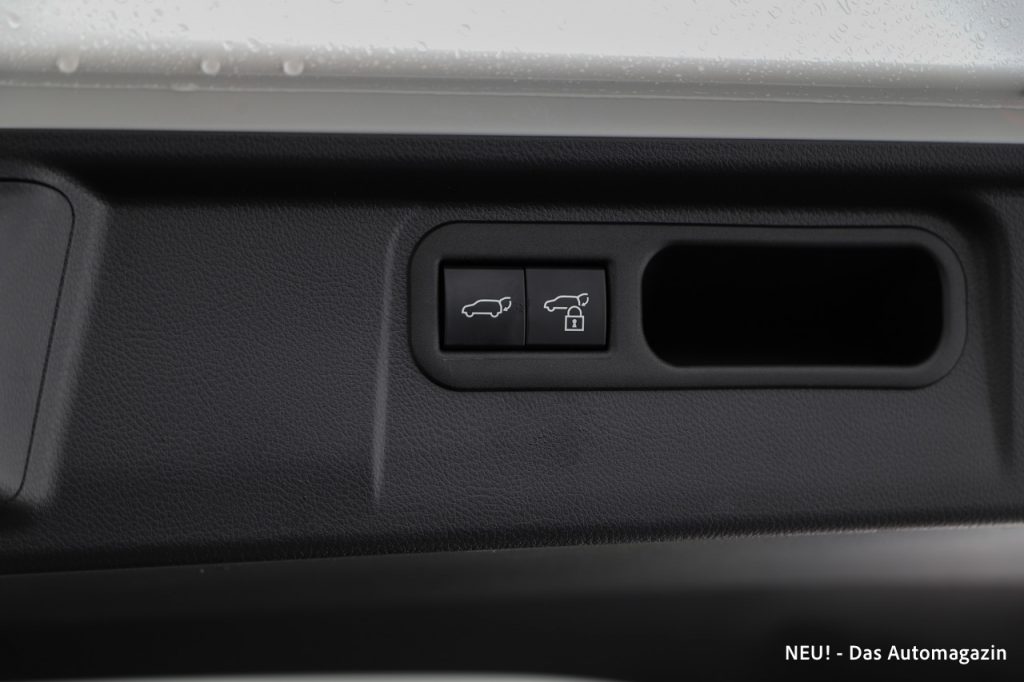 Lexus LM 350h Tasten Kofferraum innen