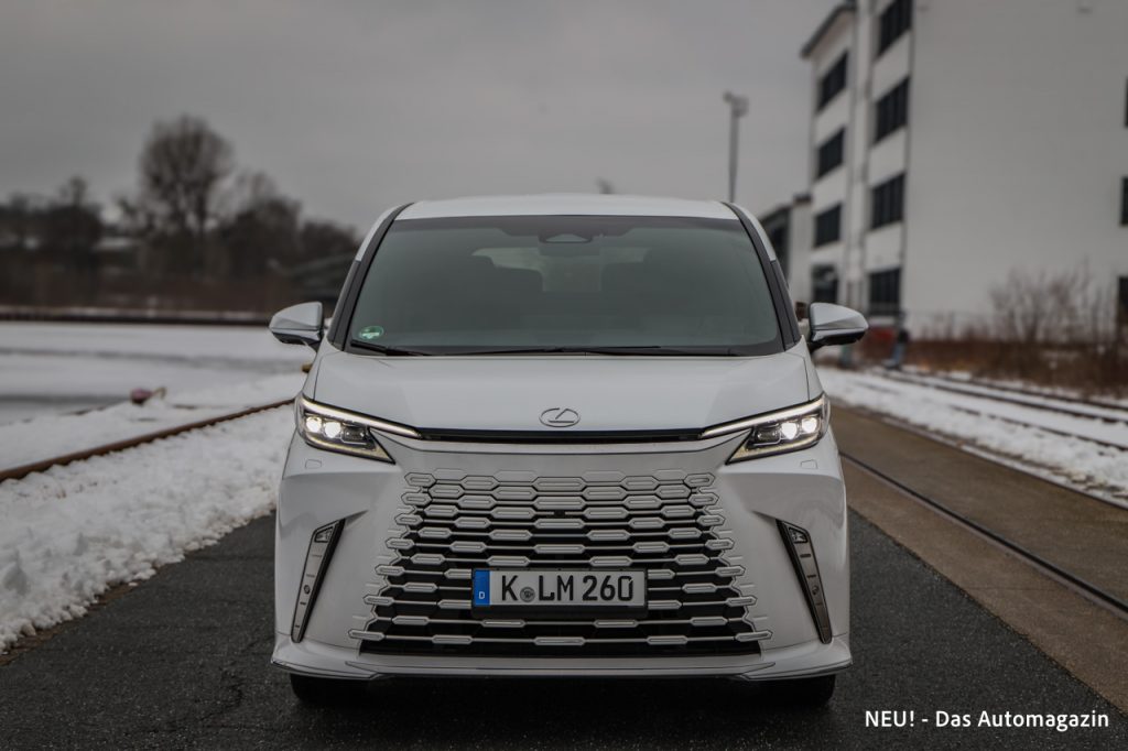 Lexus LM 350h Front