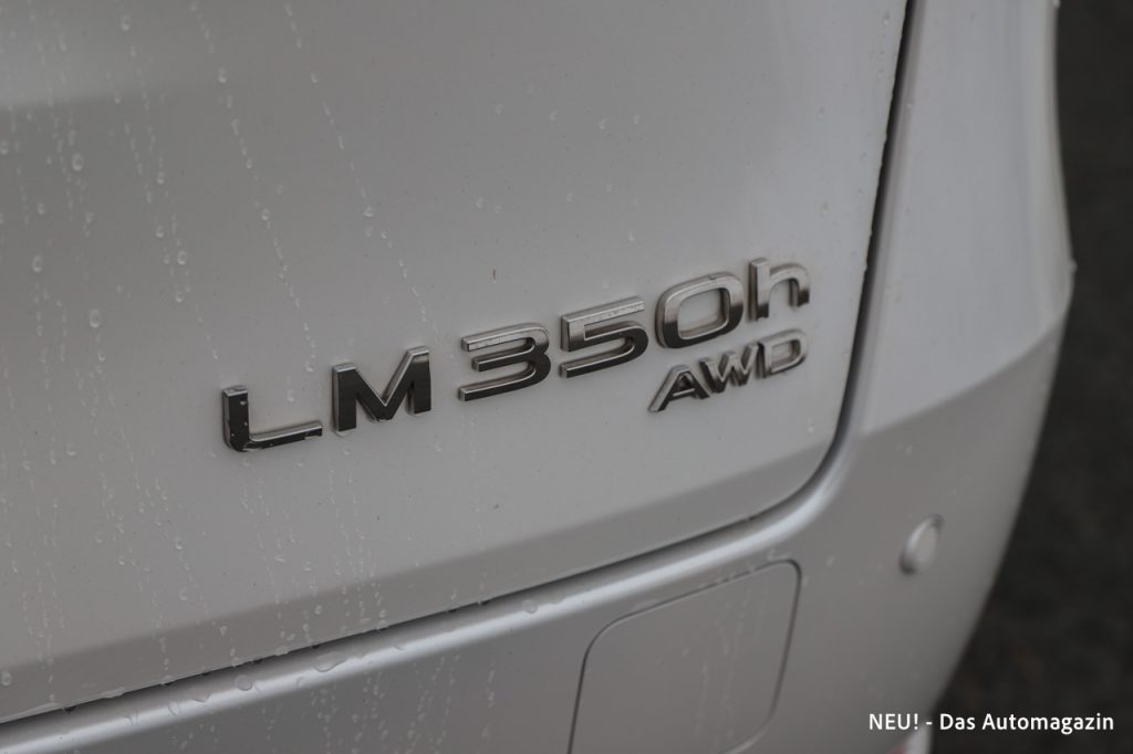 LM 350h AWD Schriftzug