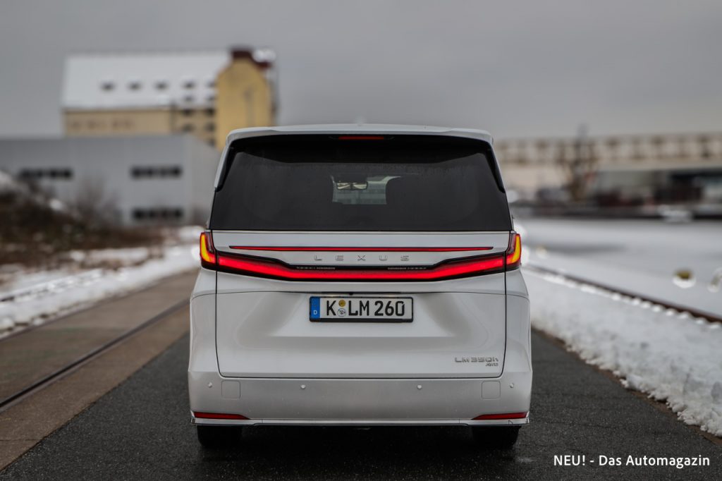 Lexus LM 350h Heck