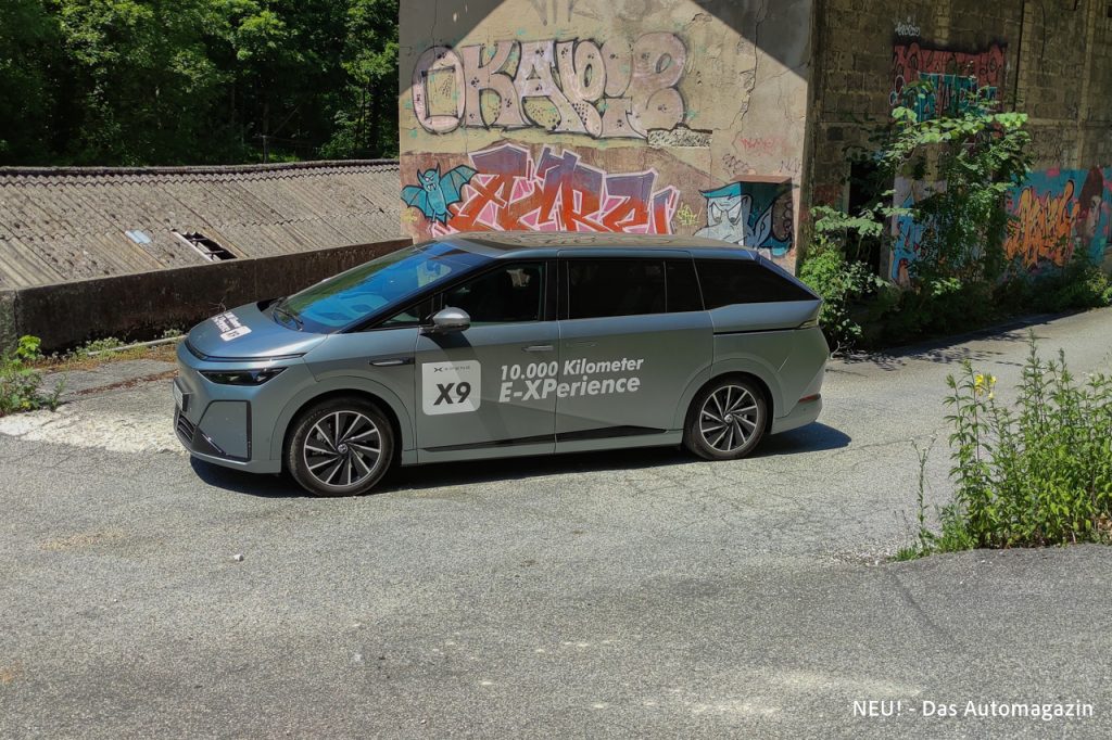 XPeng X9 RWD Side