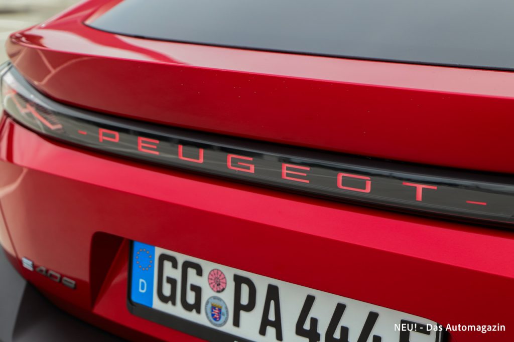 beleuchteter Peugeot-Schriftzug