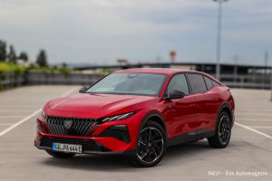 Peugeot E-408 Facelift Test – Mehr Stil, mehr Technik, aber reicht das?