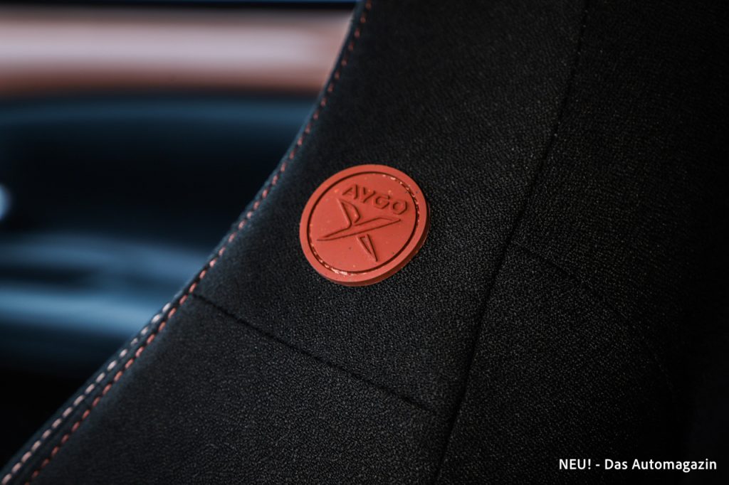 Aygo X Badge Sitz