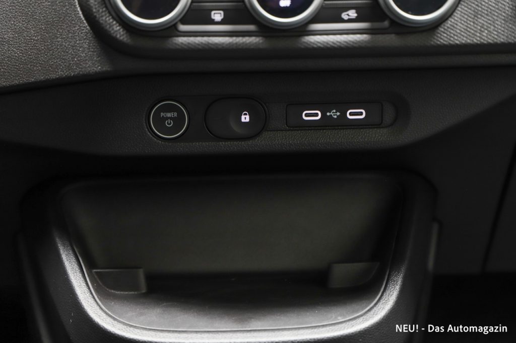 Neuer Dacia Spring USB-C Anschlüsse vorne