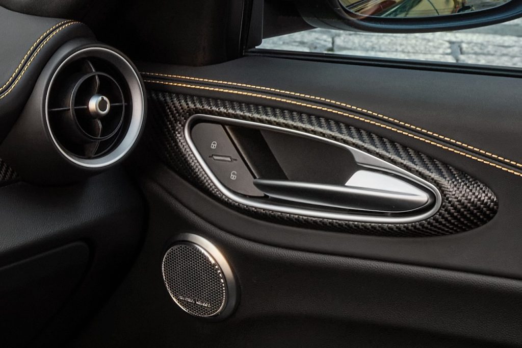 Alfa Romeo Giulia Quadrifoglio Oro Innenraum