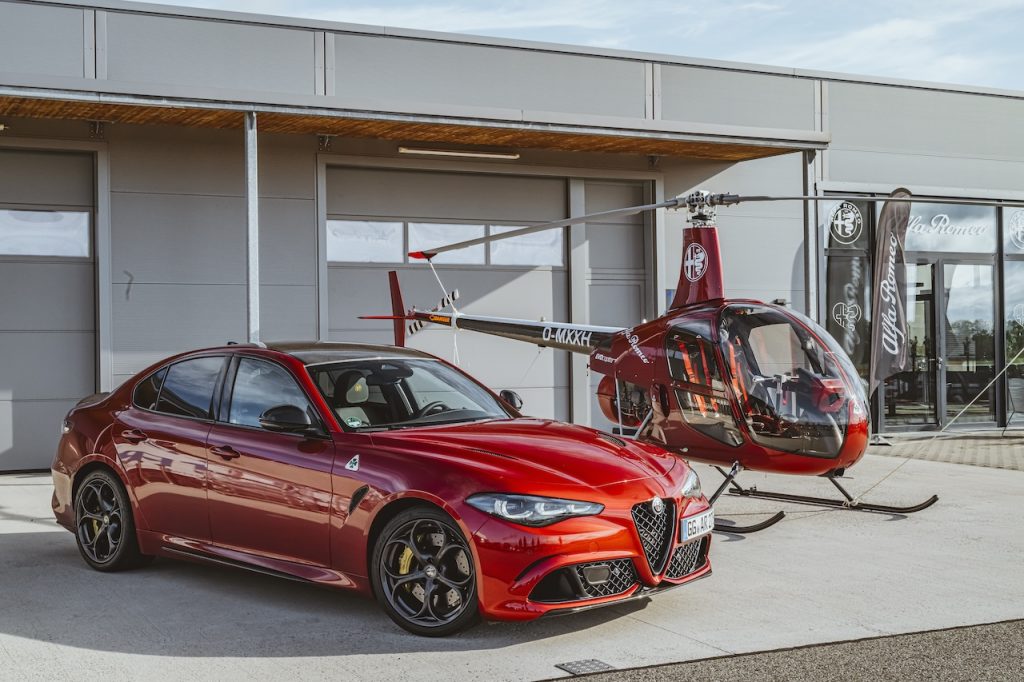 Alfa Romeo Giulia Quadrifoglio mit Helikopter