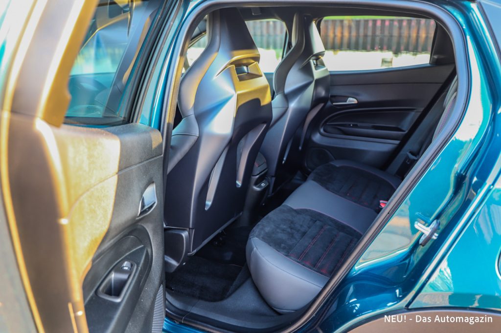 Alfa Romeo Junior Ibrida Q4 Fond