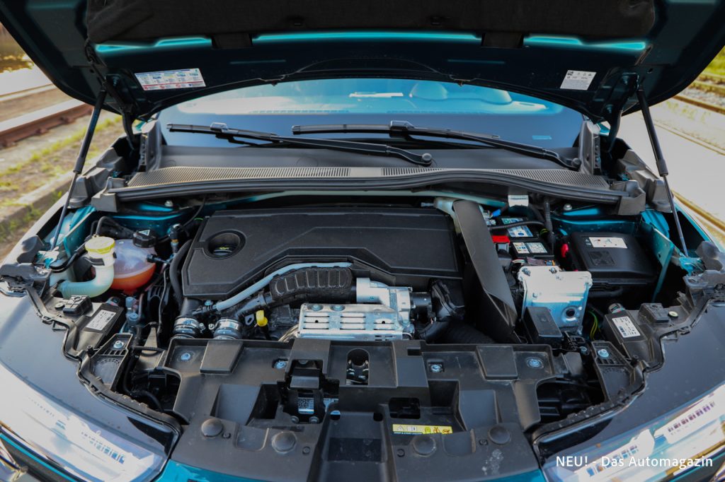 Alfa Romeo Junior Ibrida Q4 Motor