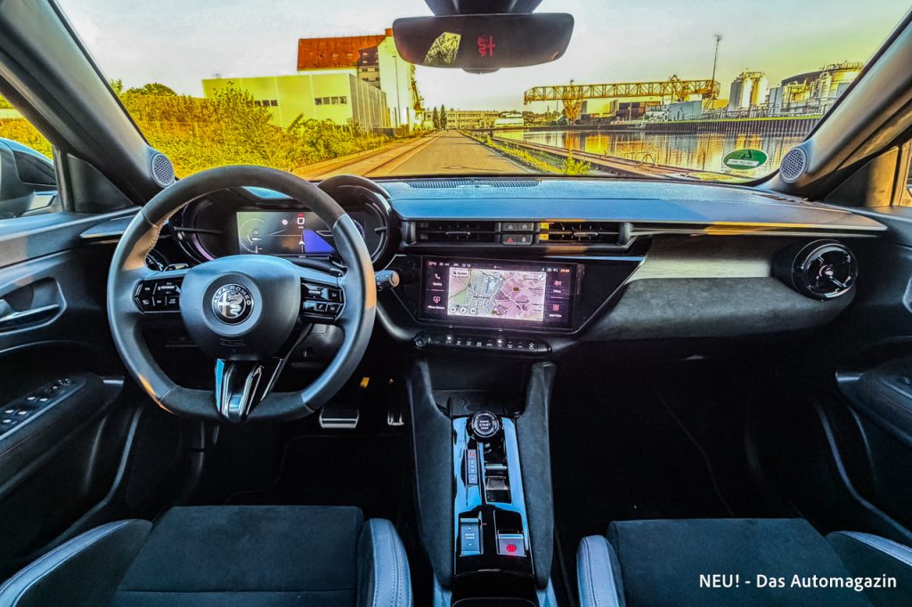 Alfa Romeo Junior Ibrida Q4 Innenraum