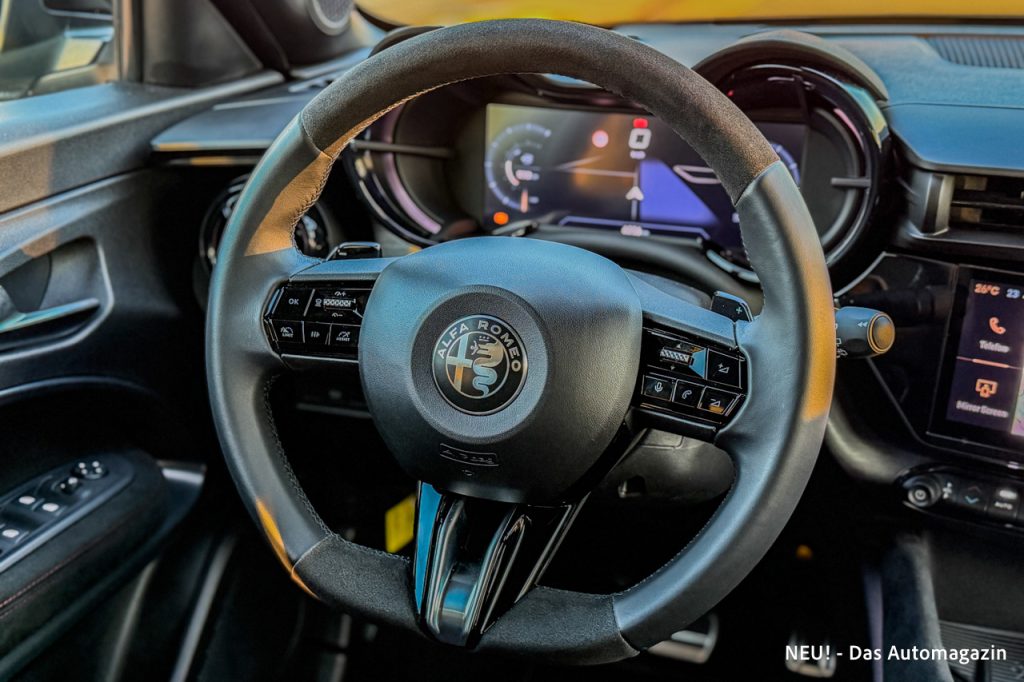 Alfa Romeo Junior Ibrida Q4 Lenkrad